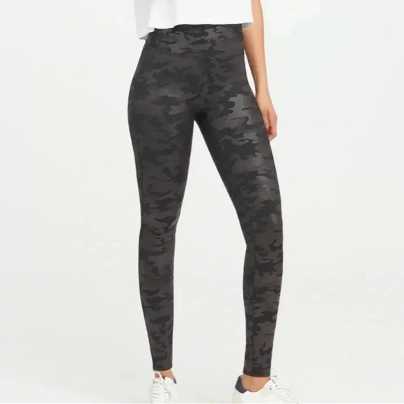 Spanx Faux Leather Matte Black Camo Leggings Size Medium - Picture 2 of 11